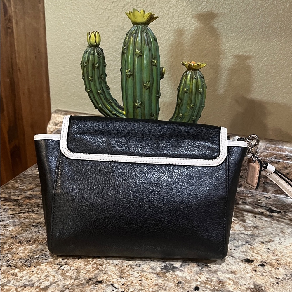 Coach EUC  Black Leather Wristlet with White Trim and Tan Accent - Picture 4 of 7